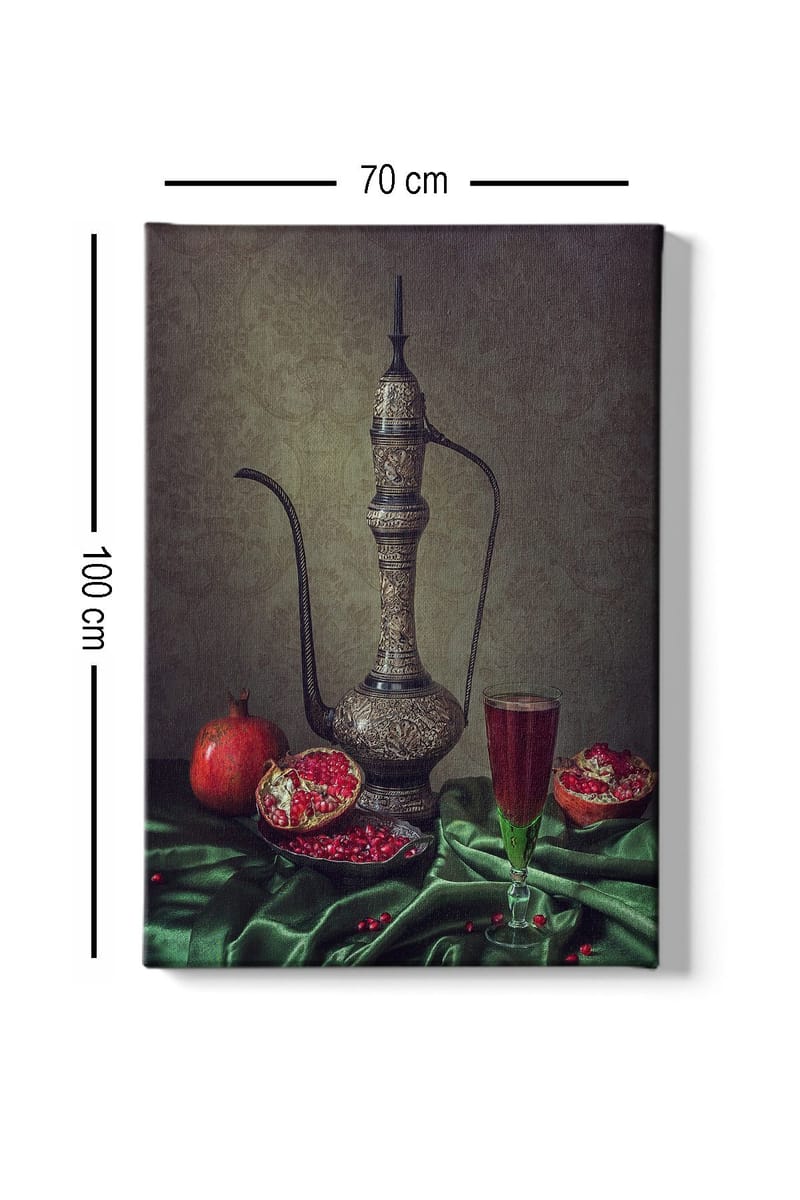 Canvastavla 70x100 cm - Vacker stilleben med en utsmyckad kanna, granatäpplen och ett glas med röd dryck på en grön duk - Mörkgrön / Röd / Brun - Inredning - Tavlor & konst - Canvastavlor