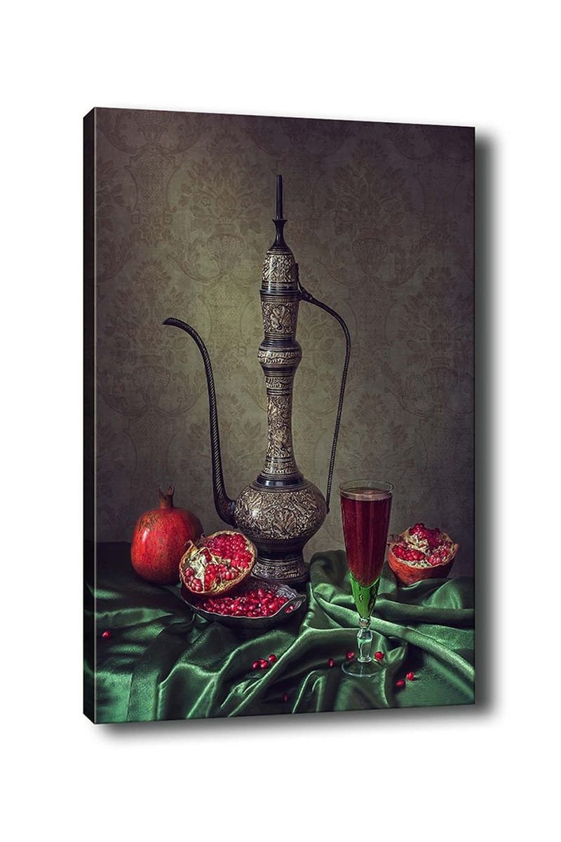 Canvastavla 70x100 cm - Vacker stilleben med en utsmyckad kanna, granatäpplen och ett glas med röd dryck på en grön duk, Mörkgrön / Röd / Brun