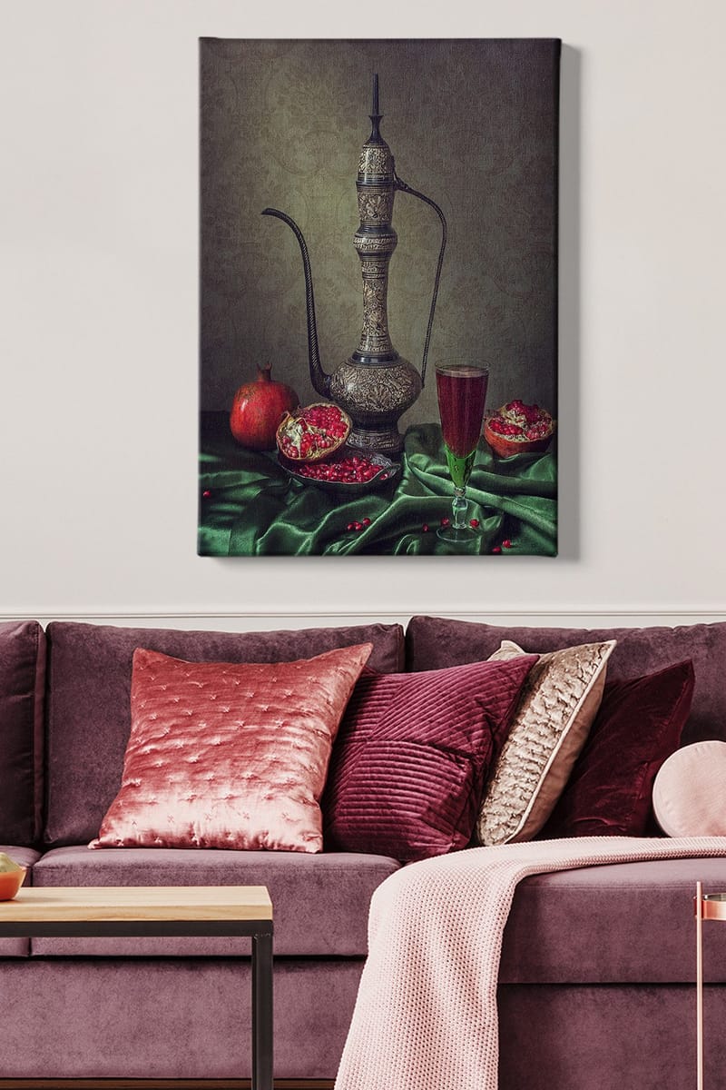 Canvastavla 70x100 cm - Vacker stilleben med en utsmyckad kanna, granatäpplen och ett glas med röd dryck på en grön duk - Mörkgrön / Röd / Brun - Inredning - Tavlor & konst - Canvastavlor