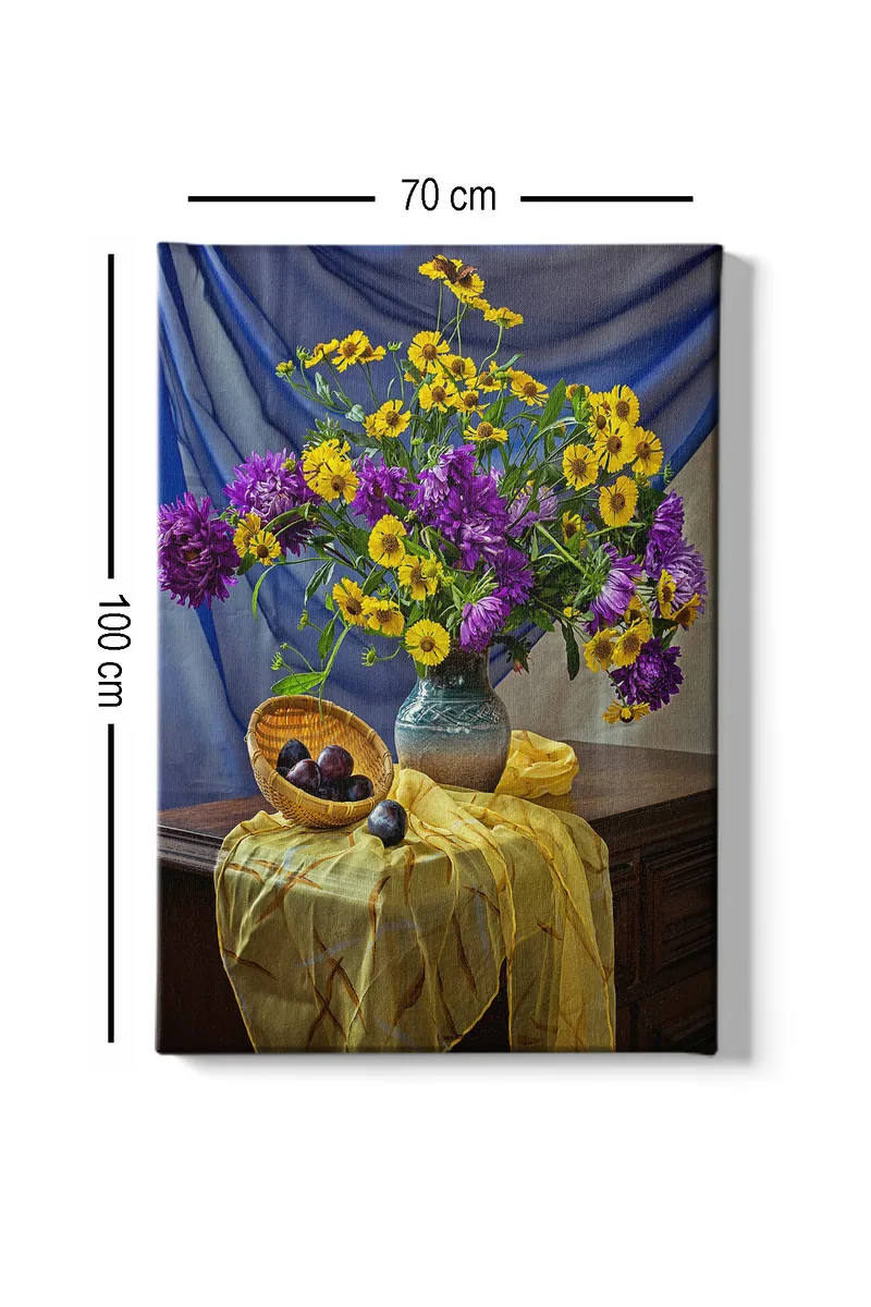 Canvastavla 70x100 cm - Vacker stilleben med en vas fylld av färgglada blommor och en korg med plommon - Lila / Gul / Grön - Inredning - Tavlor & konst - Canvastavlor