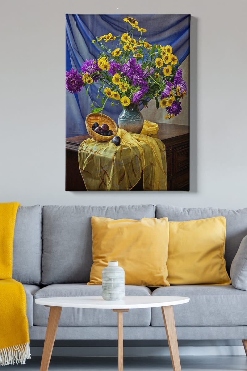 Canvastavla 70x100 cm - Vacker stilleben med en vas fylld av färgglada blommor och en korg med plommon - Lila / Gul / Grön - Inredning - Tavlor & konst - Canvastavlor