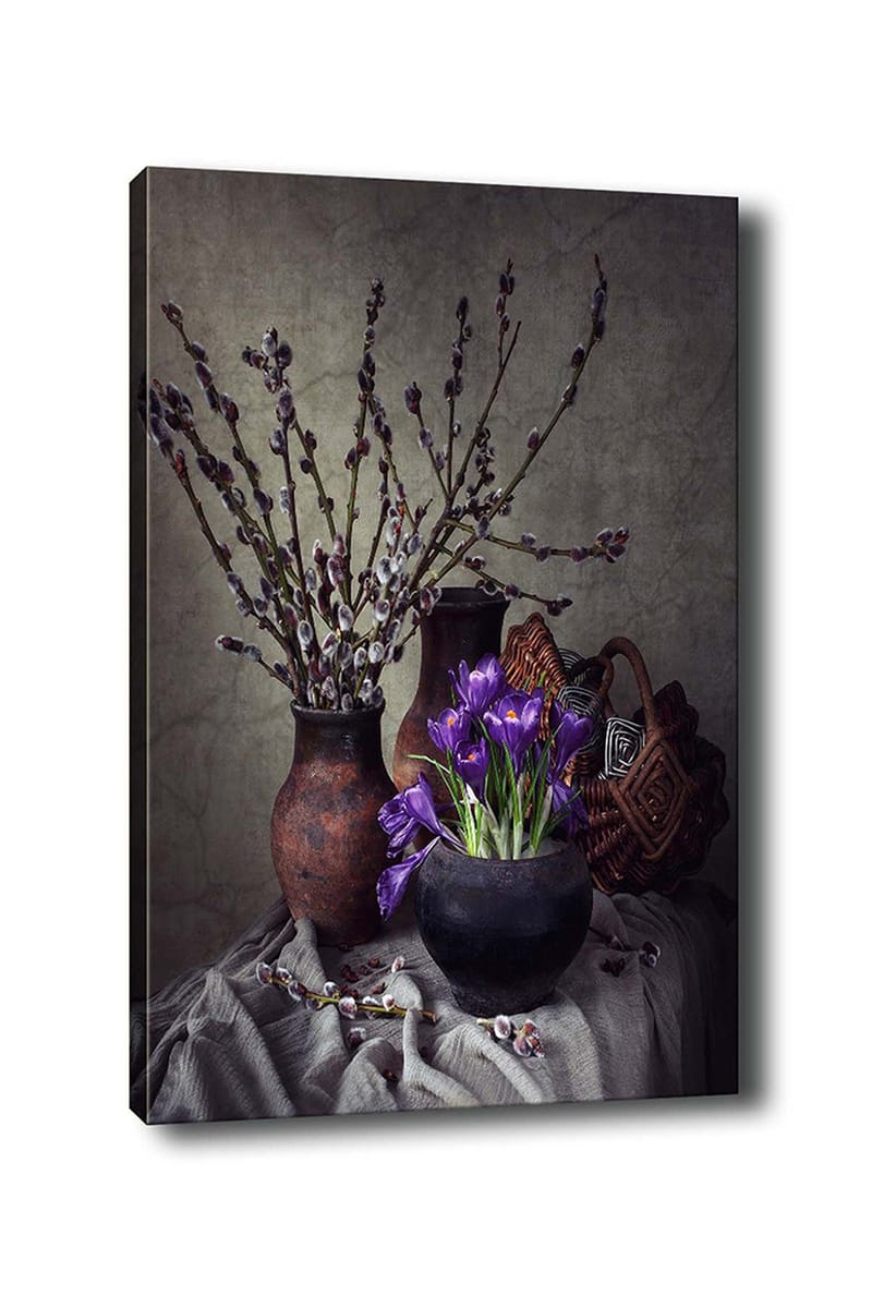 Canvastavla 70x100 cm - Vacker stilleben med lila blommor i en svart kruka omgiven av grenar och keramik, Lila / Svart / Brun