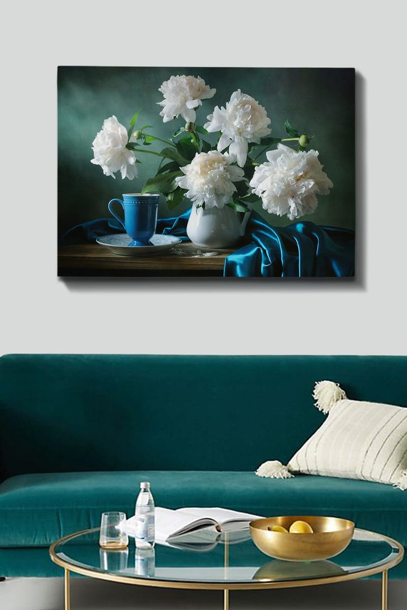 Canvastavla 70x100 cm - Vacker stilleben med vita pioner i en vas och en blå kopp på ett bord - Vit / Blå / Grön - Inredning - Tavlor & konst - Canvastavlor