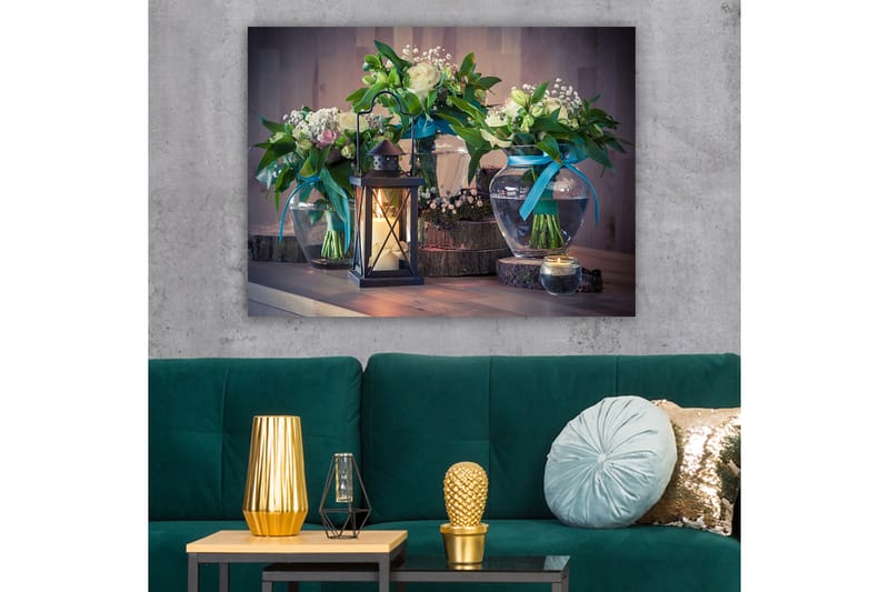 Canvastavla 70x100 cm - Vacker stillhet med blommor i glasvaser och en lykta som skapar en mysig atmosfär - Grön / Vit / Blå - Inredning - Tavlor & konst - Canvastavlor