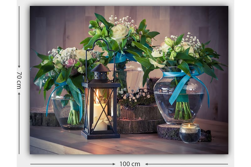 Canvastavla 70x100 cm - Vacker stillhet med blommor i glasvaser och en lykta som skapar en mysig atmosfär - Grön / Vit / Blå - Inredning - Tavlor & konst - Canvastavlor