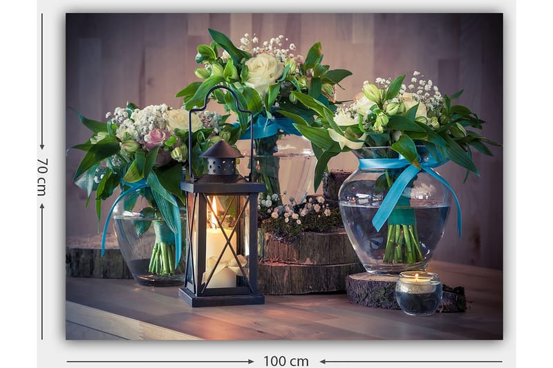 Canvastavla 70x100 cm - Vacker stillhet med blommor i glasvaser och en lykta som skapar en mysig atmosfär - Grön / Vit / Blå - Inredning - Tavlor & konst - Canvastavlor