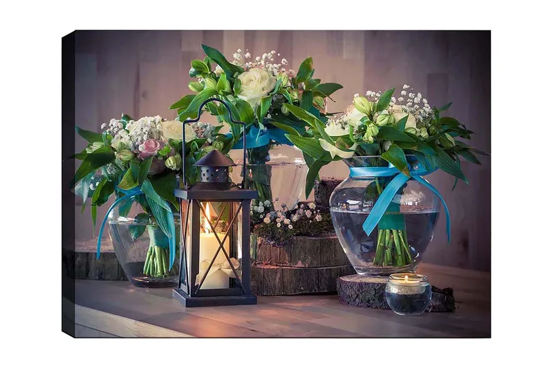 Canvastavla 70x100 cm - Vacker stillhet med blommor i glasvaser och en lykta som skapar en mysig atmosfär, Grön / Vit / Blå