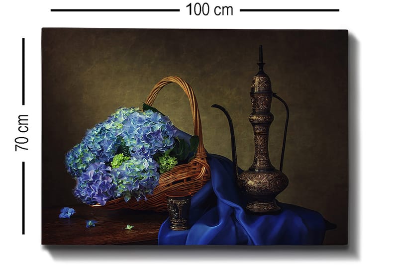 Canvastavla 70x100 cm - Vacker stillhet med en korg fylld av blå hortensior och en elegant metallkanna - Blå / Grön / Brun - Inredning - Tavlor & konst - Canvastavlor
