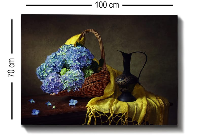 Canvastavla 70x100 cm - Vacker stillhet med en korg fylld av blå hortensior och en elegant svart kanna - Blå / Gul / Grön - Inredning - Tavlor & konst - Canvastavlor