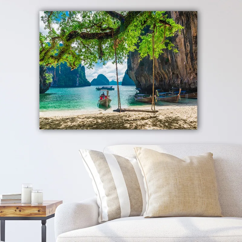 Canvastavla 70x100 cm - Vacker strandscen med båtar omgivna av klippformationer och grönskande träd, Grön / Turkos / Brun