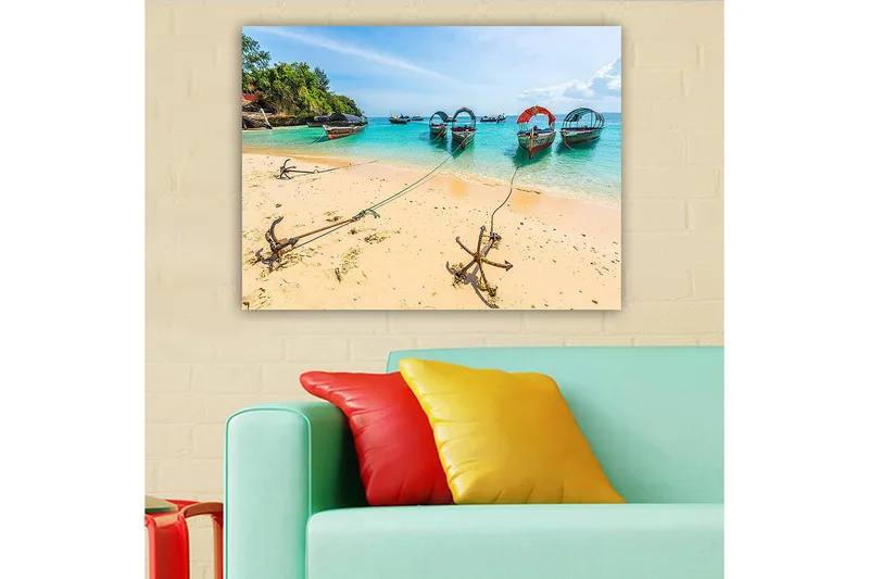 Canvastavla 70x100 cm - Vacker strandscen med flera färgglada båtar som ligger förtöjda vid en sandstrand - Turkos / Beige / Röd - Inredning - Tavlor & konst - Canvastavlor