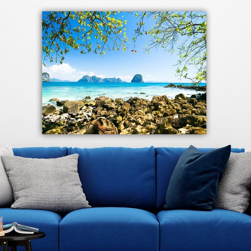 Canvastavla 70x100 cm - Vacker strandscen med klippor, klart turkost vatten och en blå himmel - Turkos / Blå / Grön - Inredning - Tavlor & konst - Canvastavlor