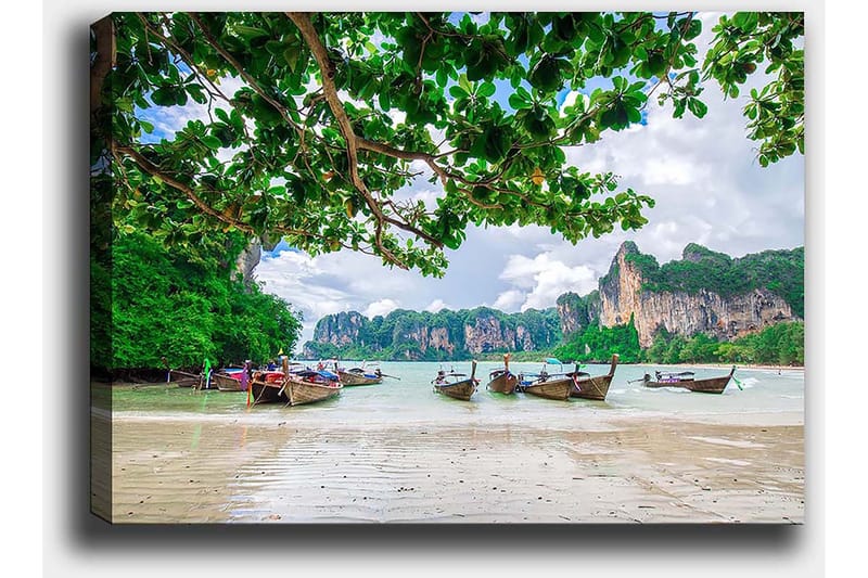 Canvastavla 70x100 cm - Vacker strandscen med traditionella båtar som ligger vid kusten omgiven av grönskande klippor och träd - Grön / Blå / Beige - Inredning - Tavlor & konst - Canvastavlor