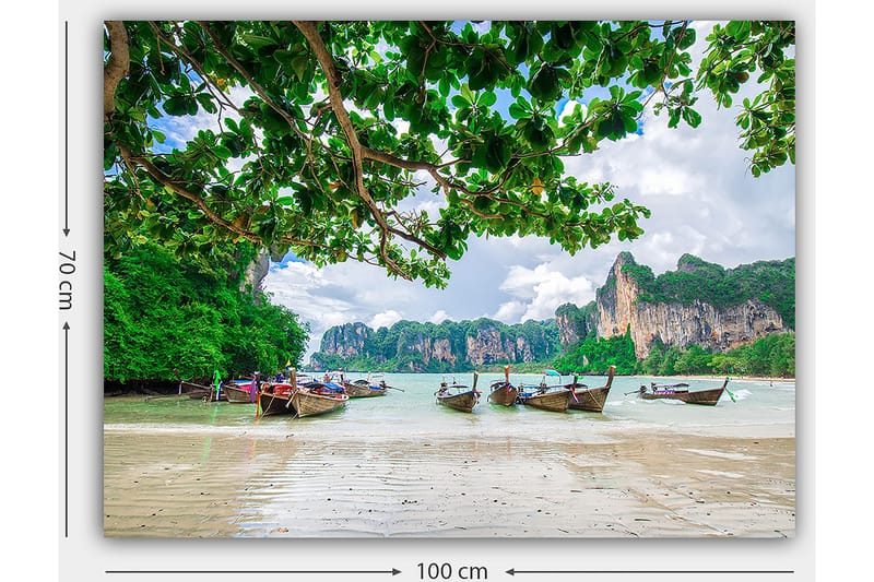 Canvastavla 70x100 cm - Vacker strandscen med traditionella båtar som ligger vid kusten omgiven av grönskande klippor och träd - Grön / Blå / Beige - Inredning - Tavlor & konst - Canvastavlor