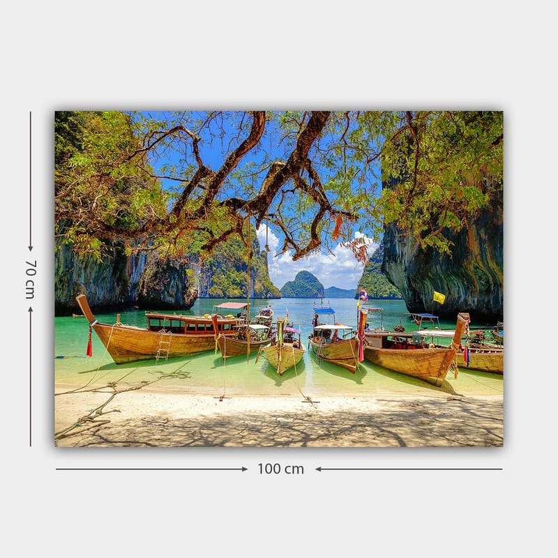 Canvastavla 70x100 cm - Vacker strandscen med traditionella thailändska båtar vid en klar, turkos lagun omgiven av majestätiska klippor och grönskande träd - Turkos / Grön / Blå - Inredning - Tavlor & konst - Canvastavlor