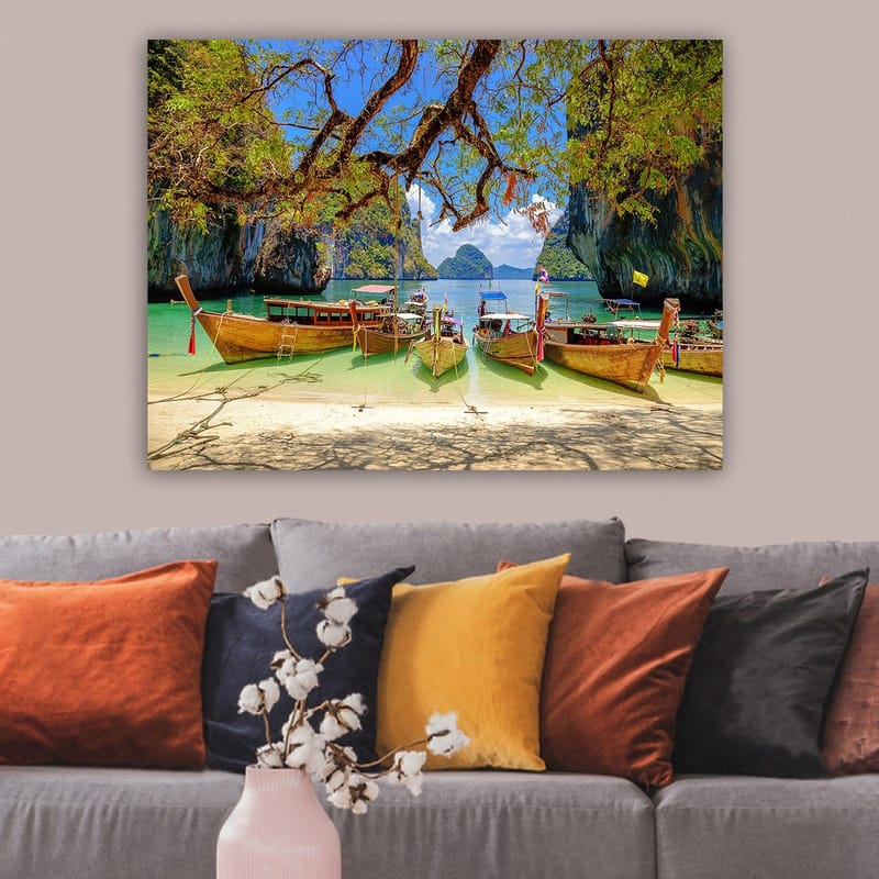 Canvastavla 70x100 cm - Vacker strandscen med traditionella thailändska båtar vid en klar, turkos lagun omgiven av majestätiska klippor och grönskande träd - Turkos / Grön / Blå - Inredning - Tavlor & konst - Canvastavlor