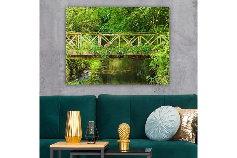 Canvastavla 70x100 cm - Vacker träbro omgiven av grönska och blommor vid en stilla vattenyta - Grön / Rosa / Brun - Inredning - Tavlor & konst - Canvastavlor