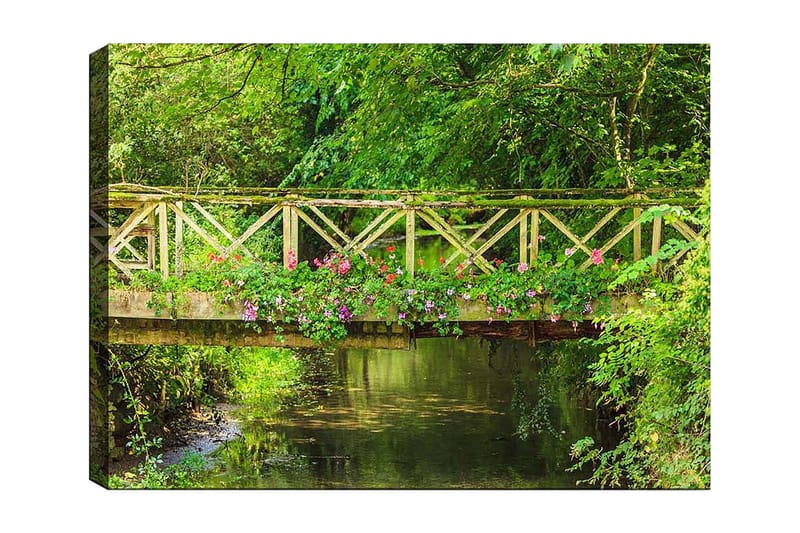 Canvastavla 70x100 cm - Vacker träbro omgiven av grönska och blommor vid en stilla vattenyta, Grön / Rosa / Brun