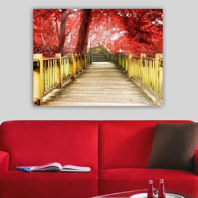 Canvastavla 70x100 cm - Vacker träbro omgiven av lysande röda träd i en höstig miljö - Röd / Gulgrön - Inredning - Tavlor & konst - Canvastavlor