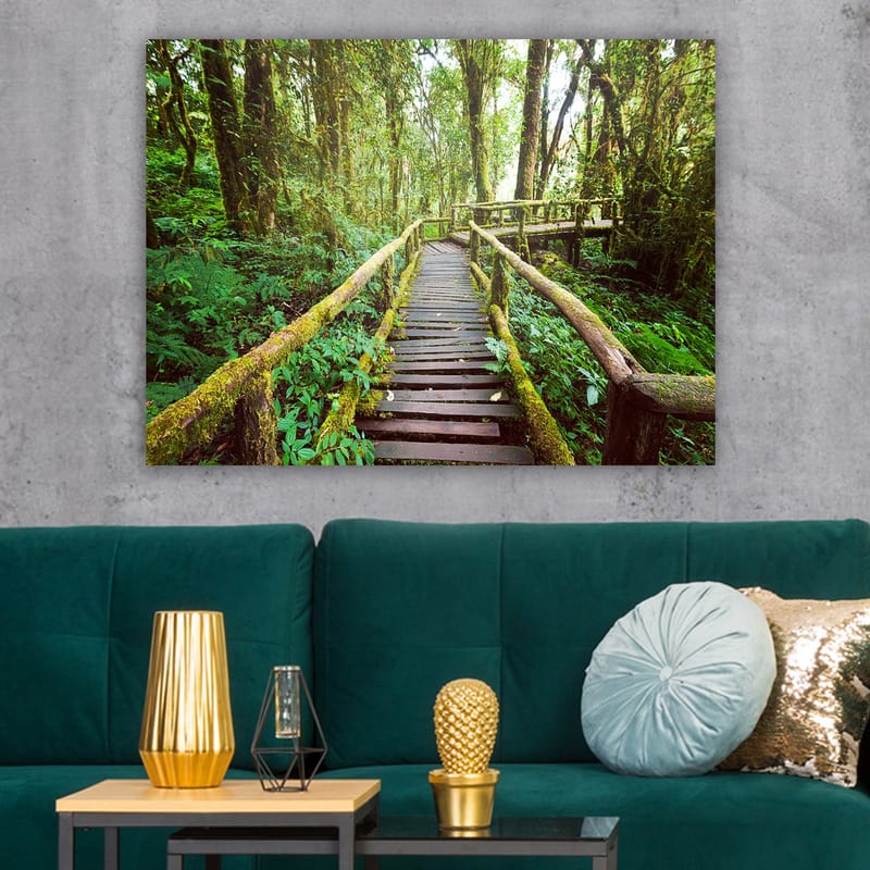 Canvastavla 70x100 cm - Vacker träbro som slingrar sig genom en grönskande regnskog - Grön / Brun / Gulgrön - Inredning - Tavlor & konst - Canvastavlor