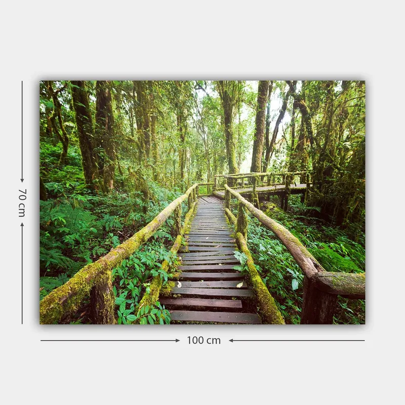 Canvastavla 70x100 cm - Vacker träbro som slingrar sig genom en grönskande regnskog - Grön / Brun / Gulgrön - Inredning - Tavlor & konst - Canvastavlor