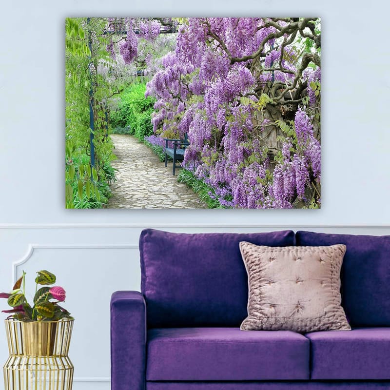 Canvastavla 70x100 cm - Vacker trädgård med blommande wisteria som skapar en romantisk och lugn atmosfär - Lila / Grön - Inredning - Tavlor & konst - Canvastavlor