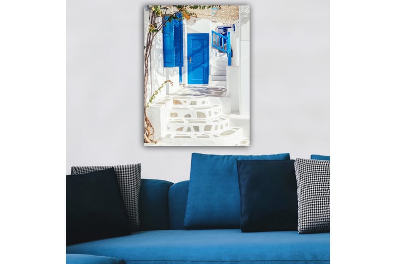 Canvastavla 70x100 cm - Vacker trappa med blå dörrar och fönster i en vit byggnad, omgiven av grönska - Blå / Vit - Inredning - Tavlor & konst - Canvastavlor