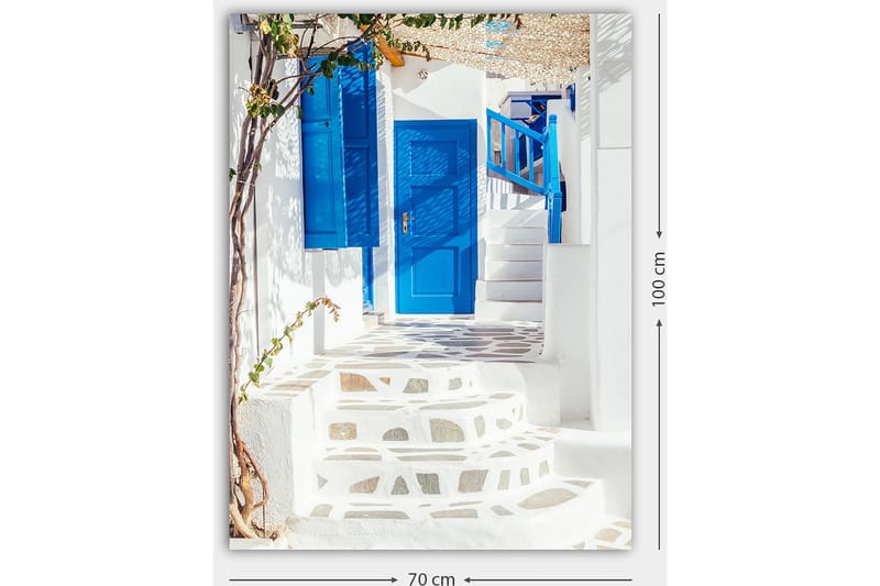Canvastavla 70x100 cm - Vacker trappa med blå dörrar och fönster i en vit byggnad, omgiven av grönska - Blå / Vit - Inredning - Tavlor & konst - Canvastavlor