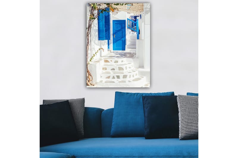 Canvastavla 70x100 cm - Vacker trappa med blå dörrar och fönster i en vit byggnad, omgiven av grönska - Blå / Vit - Inredning - Tavlor & konst - Canvastavlor