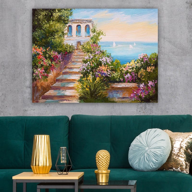 Canvastavla 70x100 cm - Vacker trappa omgiven av färgglada blommor som leder ner till havet och en byggnad med blå fönster - Grön / Rosa / Blå - Inredning - Tavlor & konst - Canvastavlor