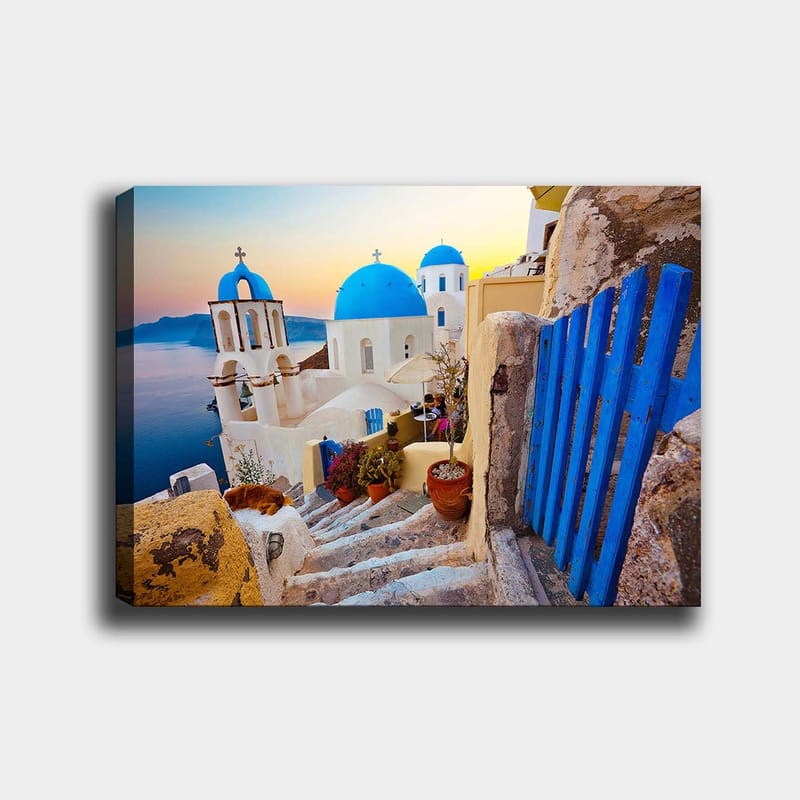 Canvastavla 70x100 cm - Vacker utsikt över de vita byggnaderna med blå kupoler i en grekisk by vid havet, Blå / Vit / Beige