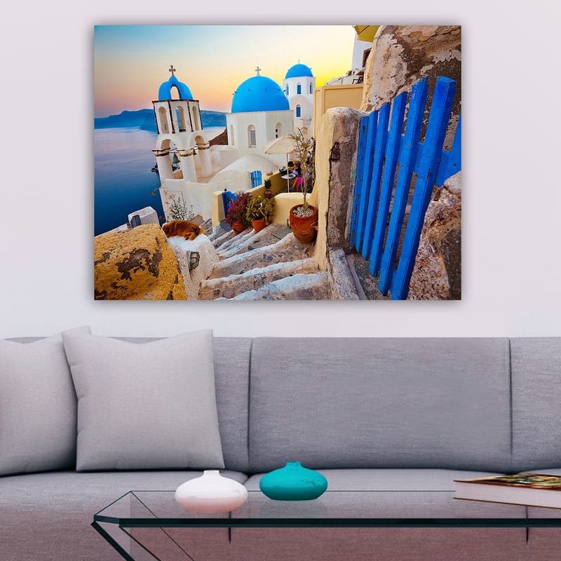 Canvastavla 70x100 cm - Vacker utsikt över de vita byggnaderna med blå kupoler i en grekisk by vid havet - Blå / Vit / Beige - Inredning - Tavlor & konst - Canvastavlor