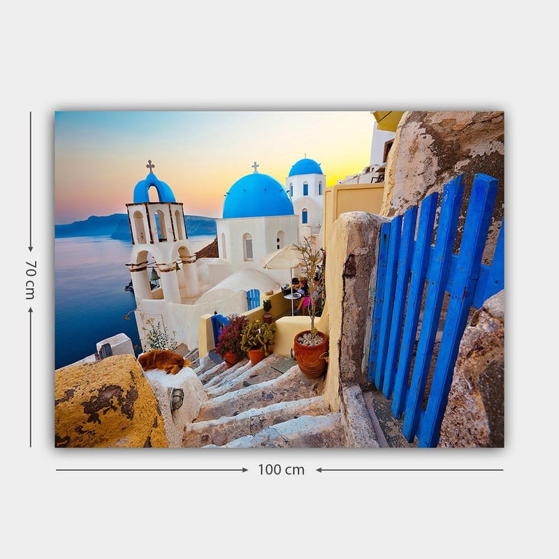 Canvastavla 70x100 cm - Vacker utsikt över de vita byggnaderna med blå kupoler i en grekisk by vid havet - Blå / Vit / Beige - Inredning - Tavlor & konst - Canvastavlor