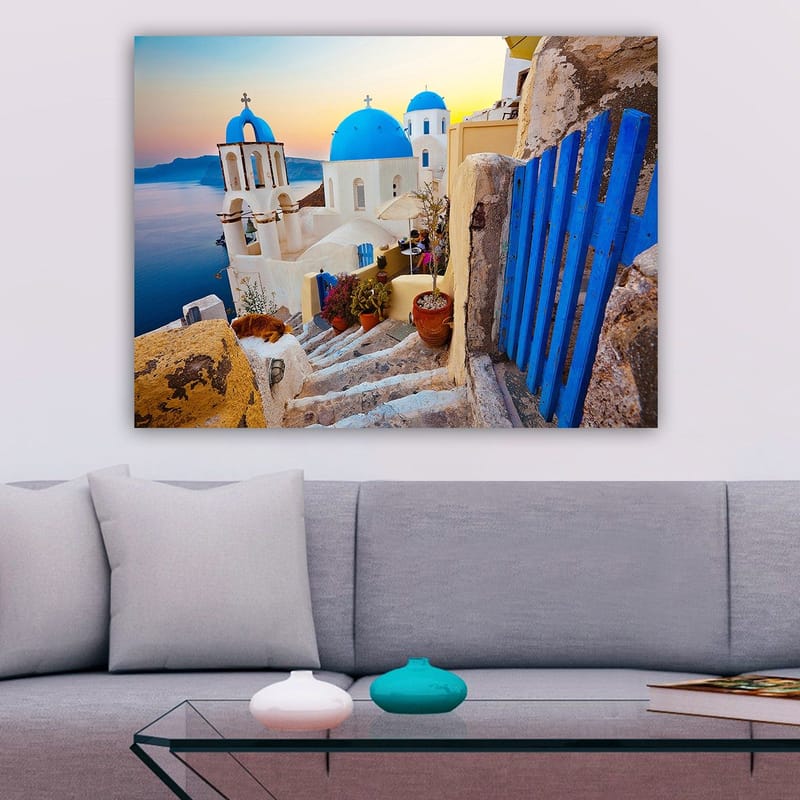 Canvastavla 70x100 cm - Vacker utsikt över de vita byggnaderna med blå kupoler i en grekisk by vid havet - Blå / Vit / Beige - Inredning - Tavlor & konst - Canvastavlor