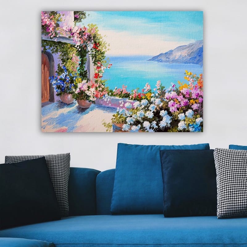 Canvastavla 70x100 cm - Vacker utsikt över havet med blomsterarrangemang i krukor som pryder en terrass - Blå / Grön / Rosa - Inredning - Tavlor & konst - Canvastavlor