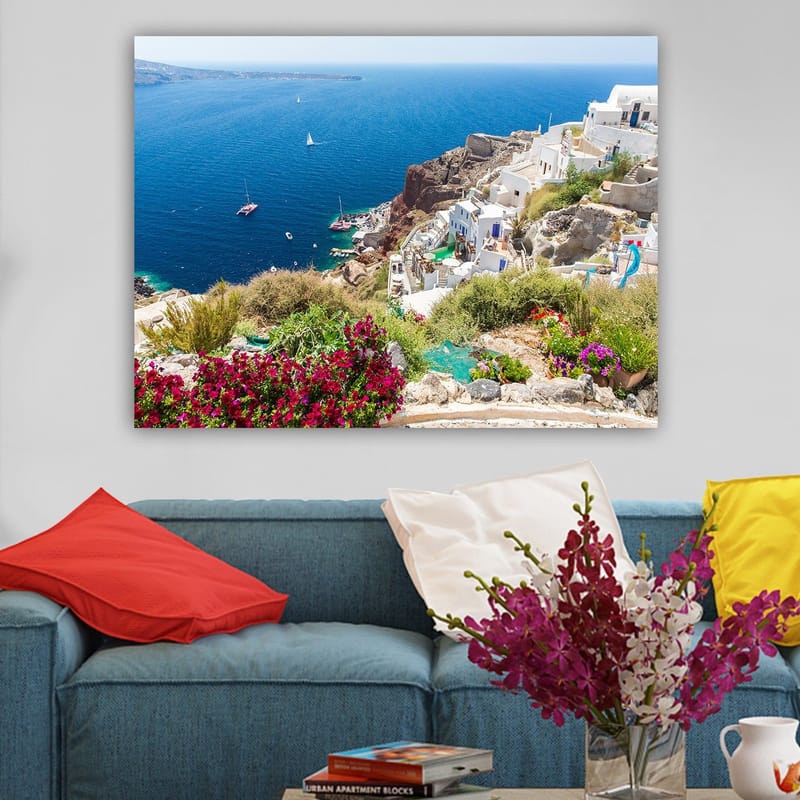 Canvastavla 70x100 cm - Vacker utsikt över Santorini med vita hus och blommor som pryder klipporna vid havet - Blå / Vit / Grön - Inredning - Tavlor & konst - Canvastavlor