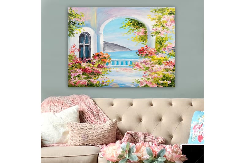 Canvastavla 70x100 cm - Vacker utsikt genom en båge med blommor i förgrunden och havet i bakgrunden - Rosa / Blå / Grön - Inredning - Tavlor & konst - Canvastavlor
