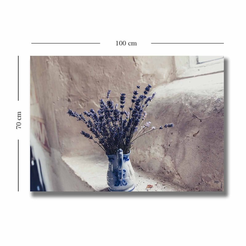 Canvastavla 70x100 cm - Vacker vas med lavendelblommor placerad på en fönsterbräda - Lila / Blå / Grå - Inredning - Tavlor & konst - Canvastavlor