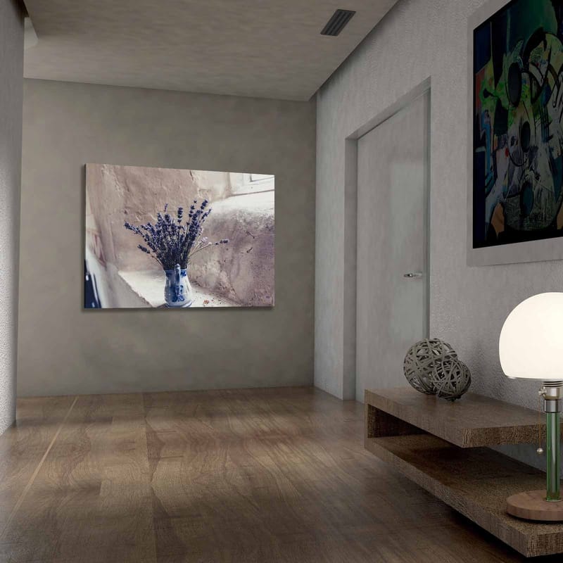 Canvastavla 70x100 cm - Vacker vas med lavendelblommor placerad på en fönsterbräda - Lila / Blå / Grå - Inredning - Tavlor & konst - Canvastavlor