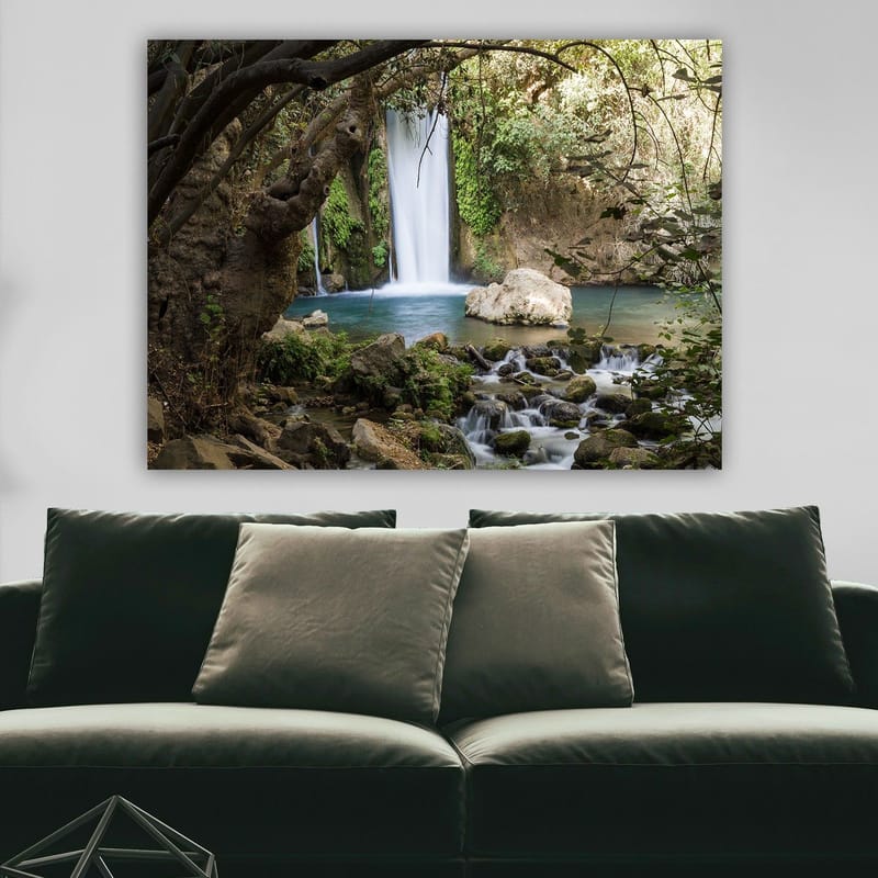 Canvastavla 70x100 cm - Vacker vattenfall omgiven av grönskande vegetation och klippor - Grön / Blå / Beige - Inredning - Tavlor & konst - Canvastavlor