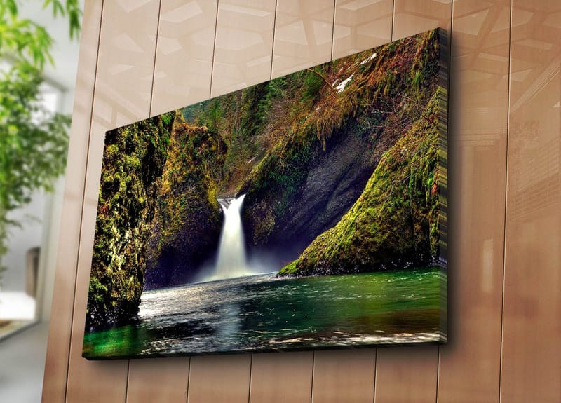 Canvastavla 70x100 cm - Vacker vattenfall som strömmar ner mellan gröna klippor i en naturskön miljö - Grön / Blå / Brun - Inredning - Tavlor & konst - Canvastavlor