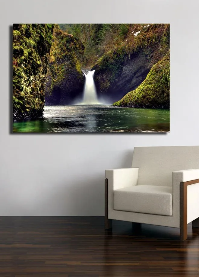 Canvastavla 70x100 cm - Vacker vattenfall som strömmar ner mellan gröna klippor i en naturskön miljö - Grön / Blå / Brun - Inredning - Tavlor & konst - Canvastavlor