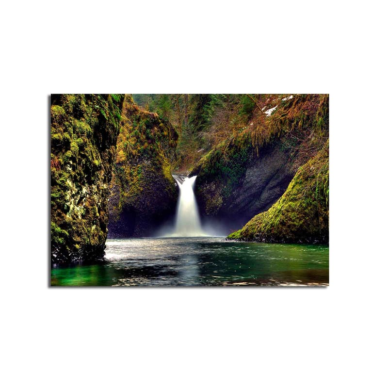 Canvastavla 70x100 cm - Vacker vattenfall som strömmar ner mellan gröna klippor i en naturskön miljö - Grön / Blå / Brun - Inredning - Tavlor & konst - Canvastavlor