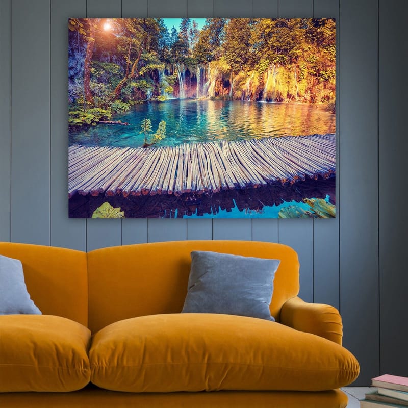 Canvastavla 70x100 cm - Vacker vattenfallsscen med klart blått vatten omgiven av frodig grönska och träd - Blå / Grön / Brun - Inredning - Tavlor & konst - Canvastavlor