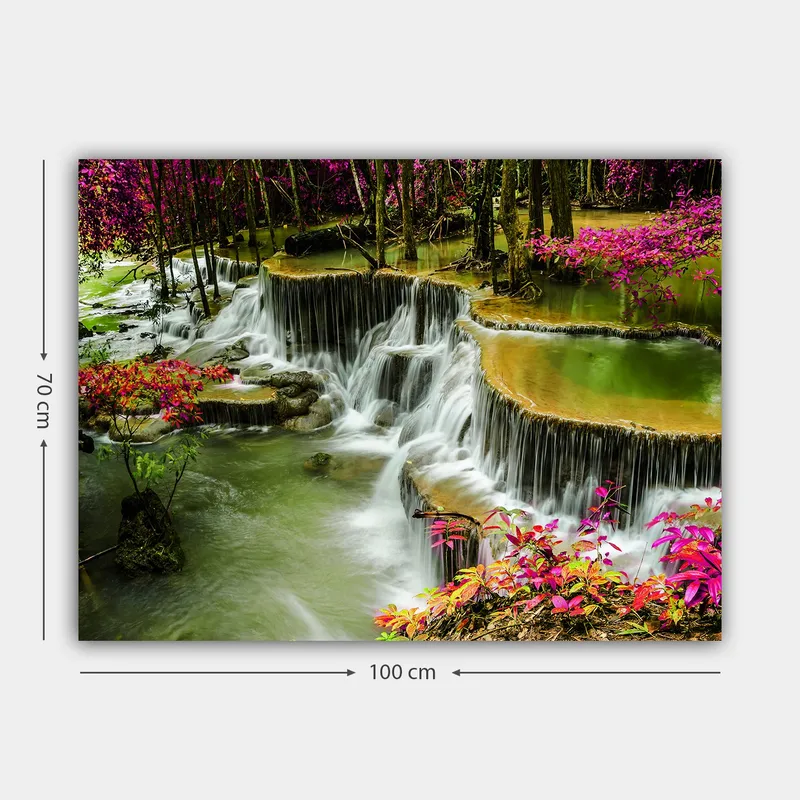 Canvastavla 70x100 cm - Vacker vattenfallsscen omgiven av färgglada blommor och grönskande träd - Grön / Rosa / Brun - Inredning - Tavlor & konst - Canvastavlor