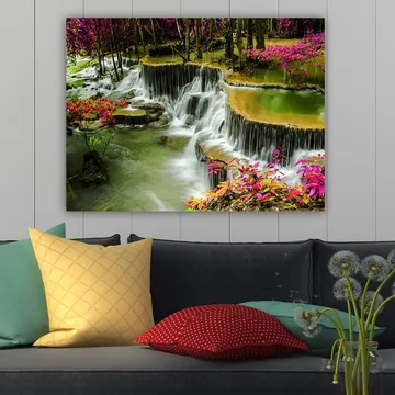 Canvastavla 70x100 cm - Vacker vattenfallsscen omgiven av färgglada blommor och grönskande träd - Grön / Rosa / Brun - Inredning - Tavlor & konst - Canvastavlor