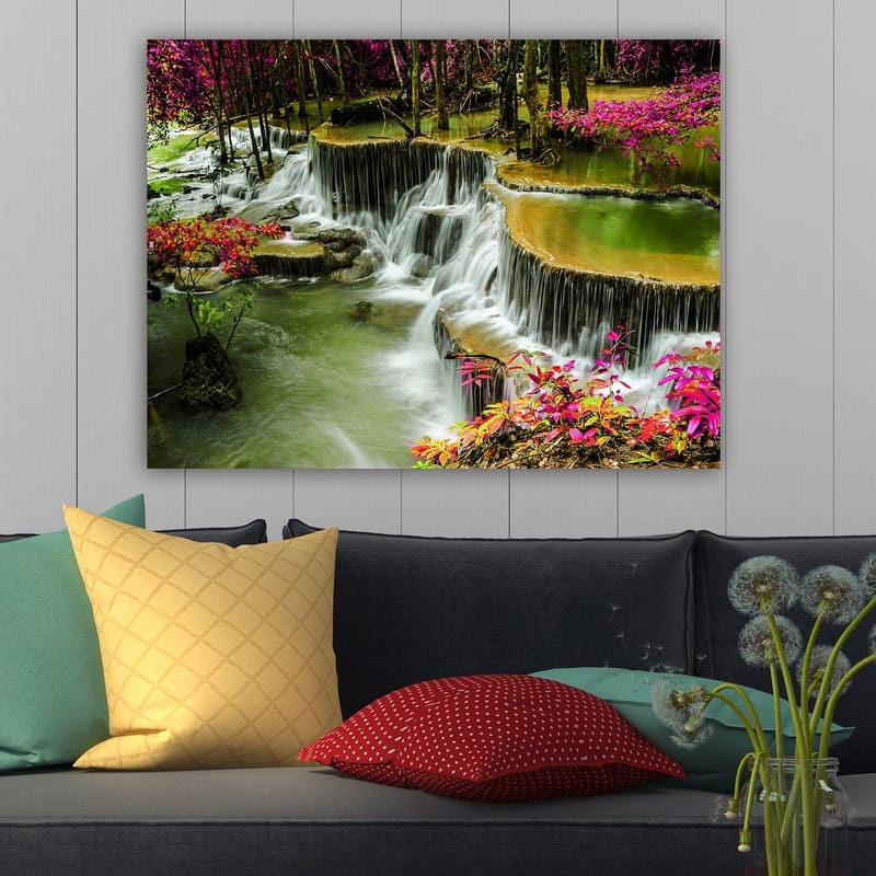 Canvastavla 70x100 cm - Vacker vattenfallsscen omgiven av färgglada blommor och grönskande träd - Grön / Rosa / Brun - Inredning - Tavlor & konst - Canvastavlor