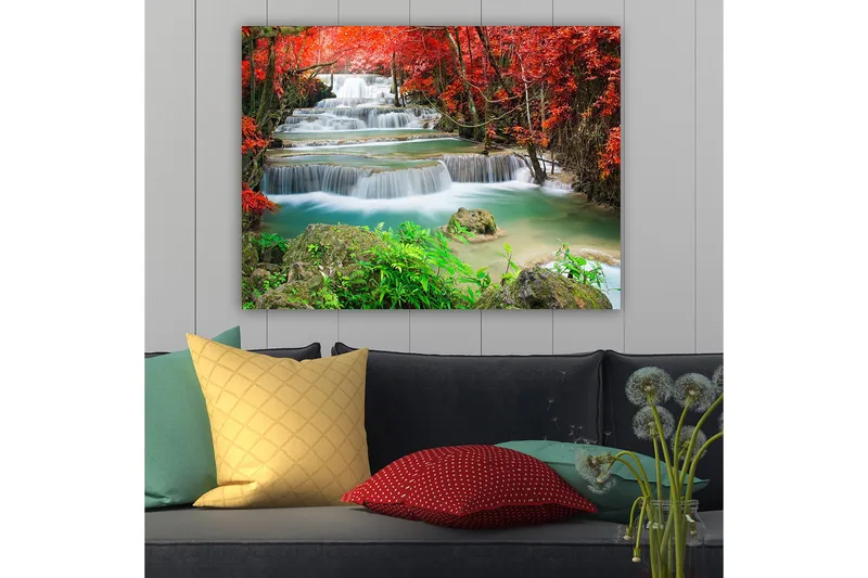 Canvastavla 70x100 cm - Vacker vattenfallsscen omgiven av färgglada höstlöv - Röd / Grön / Blå - Inredning - Tavlor & konst - Canvastavlor