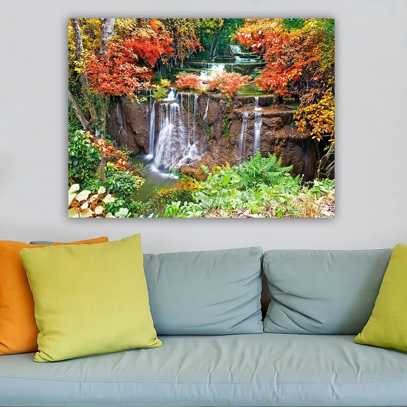 Canvastavla 70x100 cm - Vacker vattenfallsscen omgiven av färgglada höstlöv - Röd / Grön / Brun - Inredning - Tavlor & konst - Canvastavlor