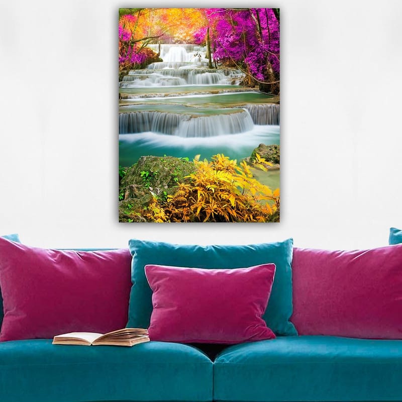 Canvastavla 70x100 cm - Vacker vattenfallsscen omgiven av färgglada träd och växter - Lila / Grön / Orange - Inredning - Tavlor & konst - Canvastavlor